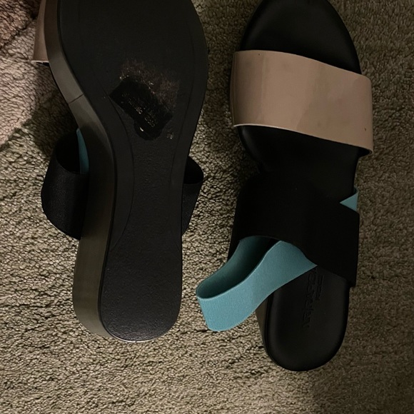 Sandals - Picture 3 of 4